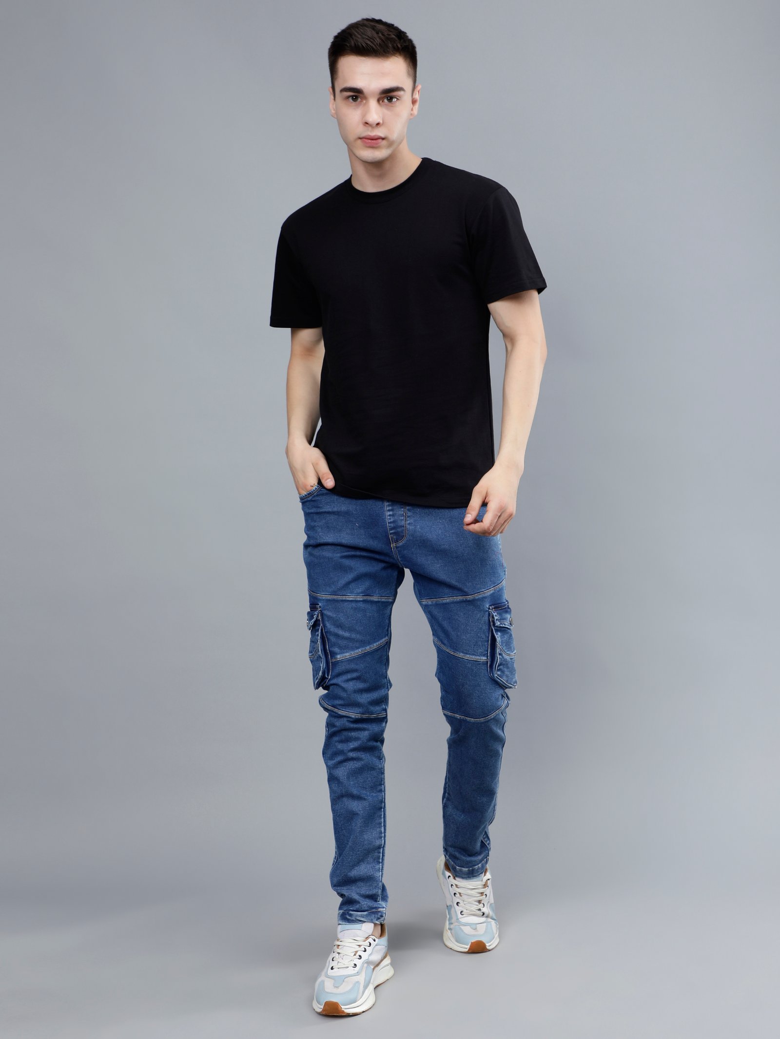 Una playa brumosa con una gran formación rocosa en primer plano