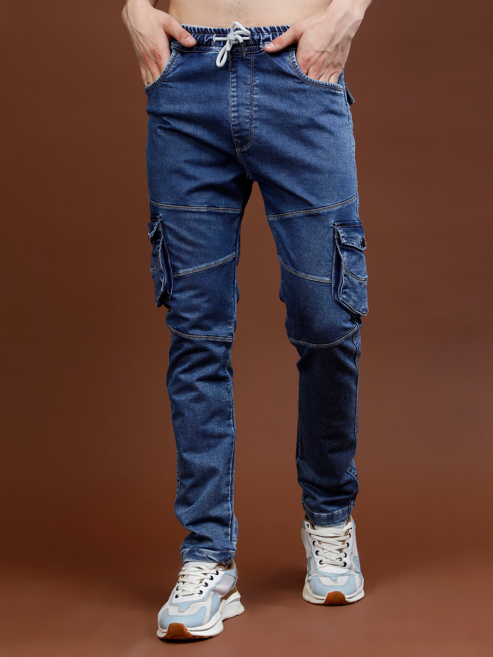 Una sala de estar con un sofá blanco y una ventana redonda