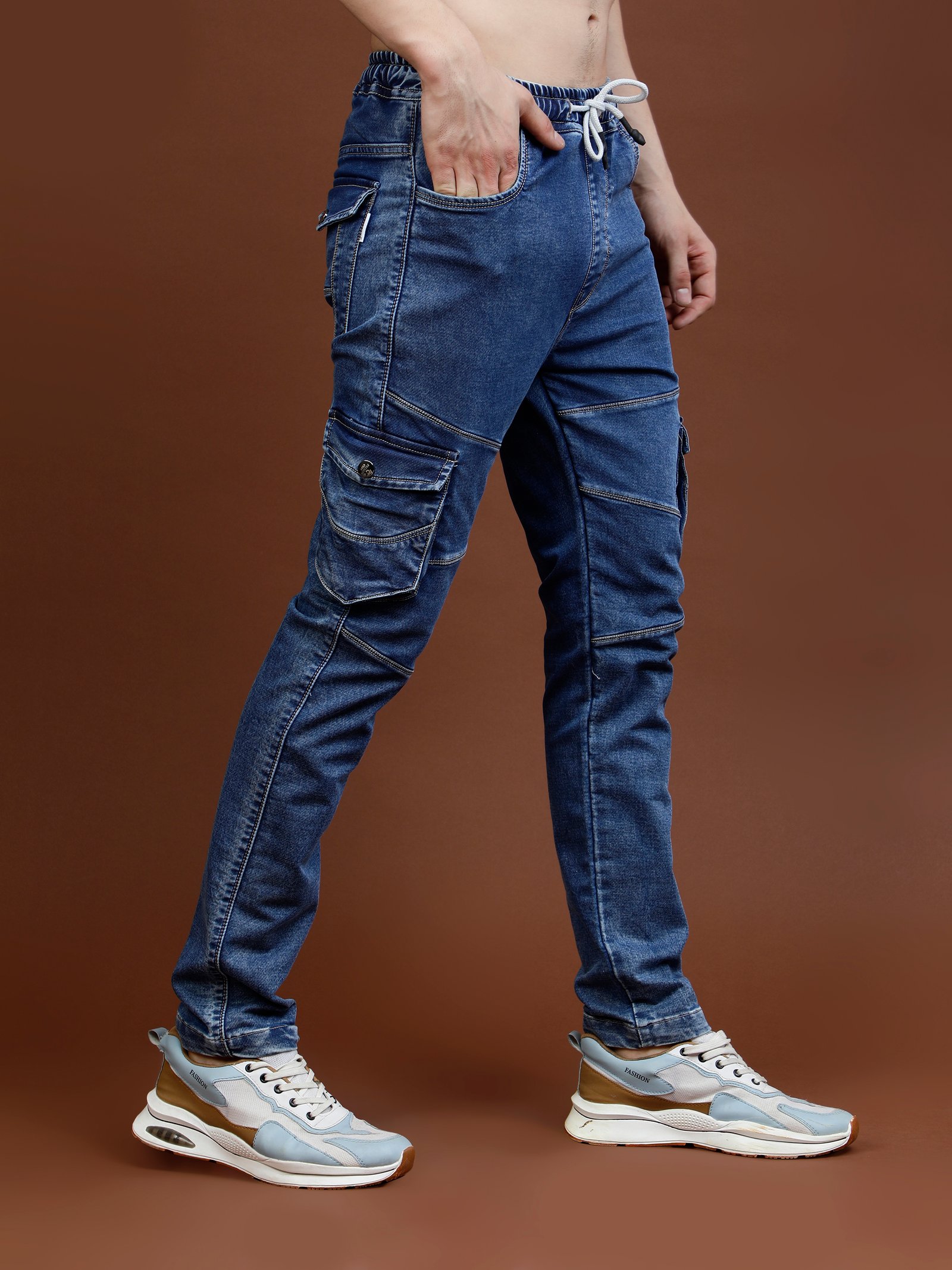 Un edificio con una puerta roja y un árbol frente a él