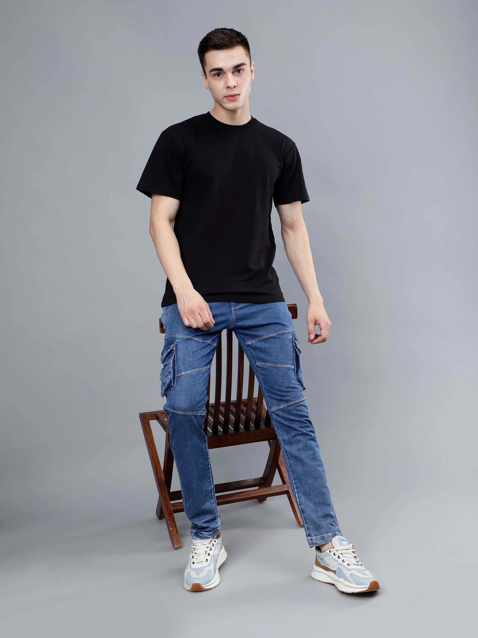 Una playa brumosa con una gran formación rocosa en primer plano