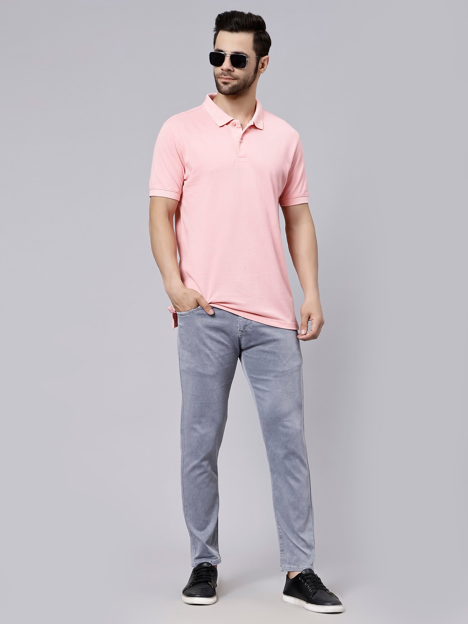 Una mesa cubierta con platos y cuencos de comida