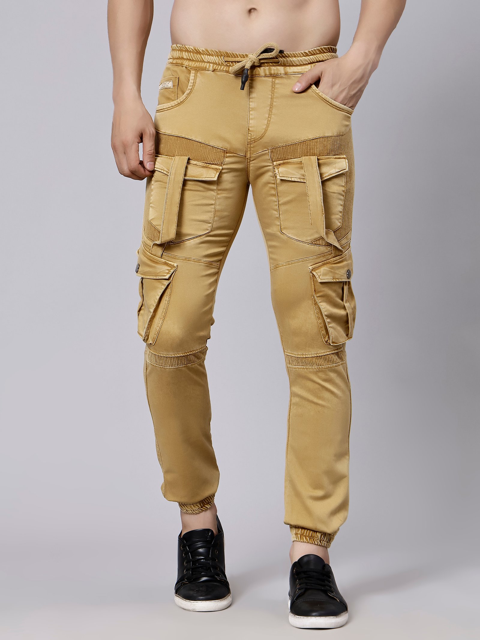 Una sala de estar con un sofá blanco y una ventana redonda