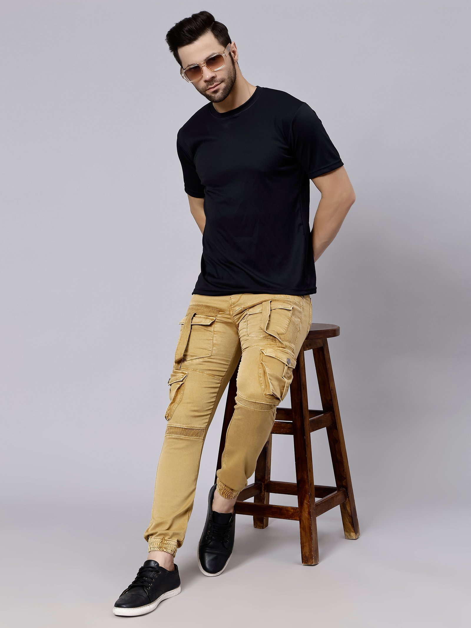 Un edificio con una puerta roja y un árbol frente a él