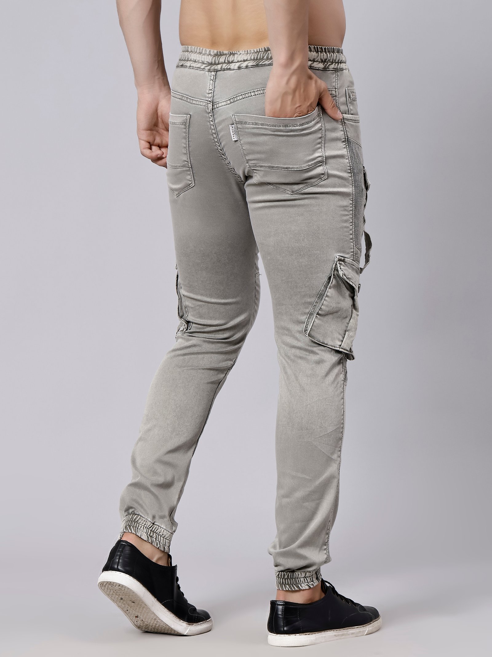 Una vista de una playa desde la cima de una colina