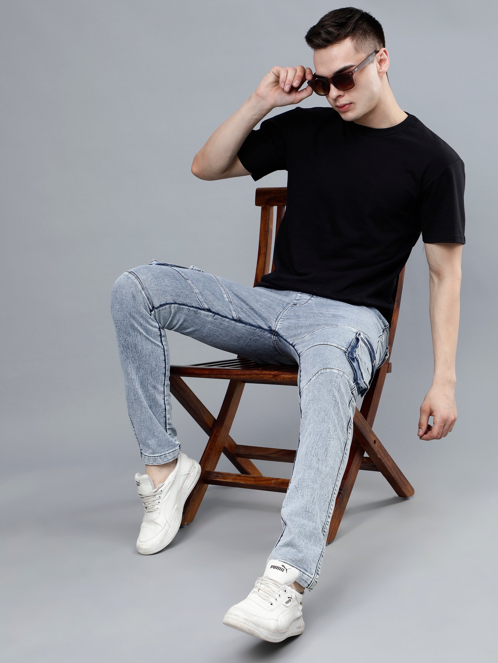 Una mesa cubierta con platos y cuencos de comida