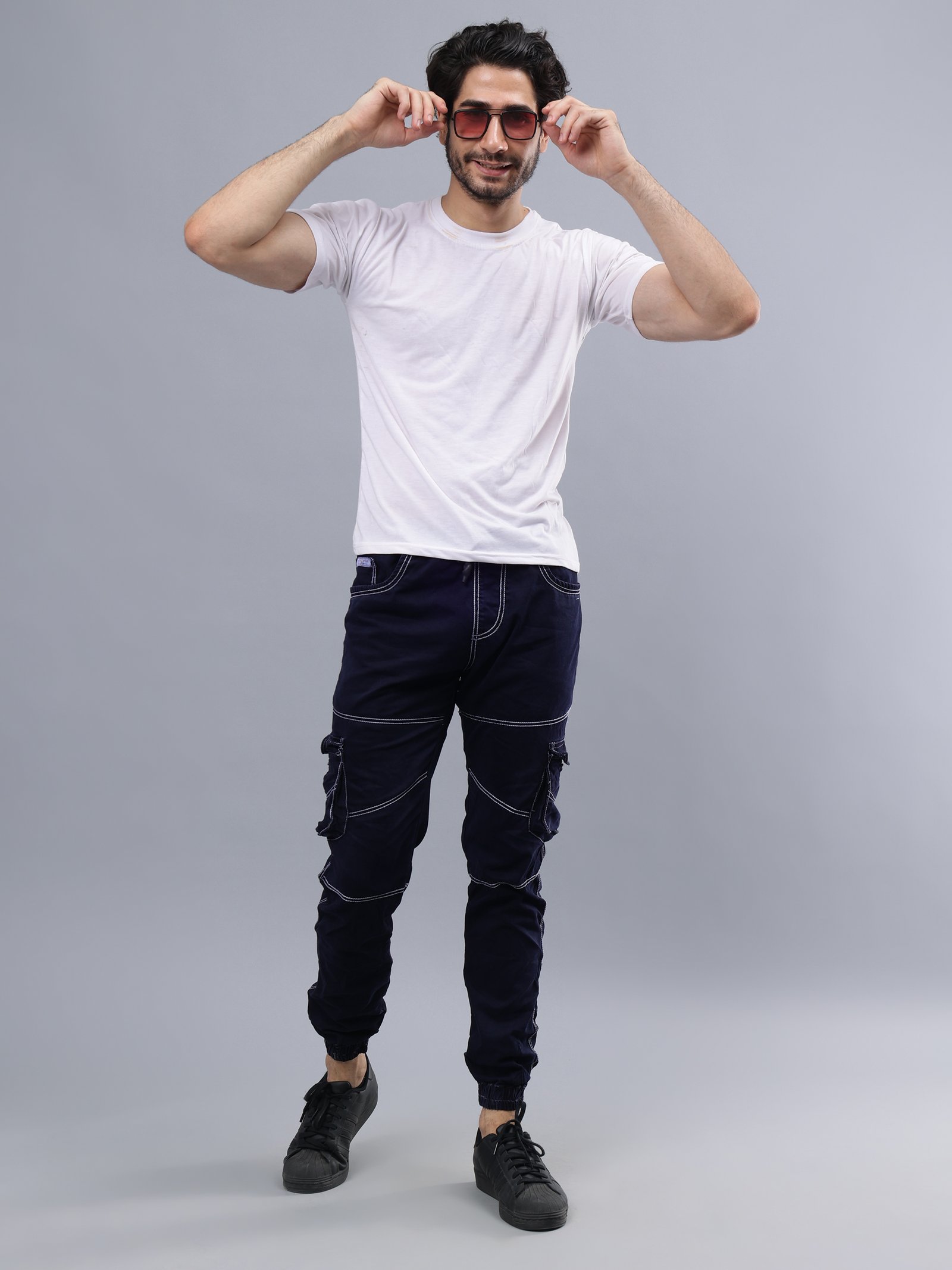 Una sala de estar con un sofá blanco y una ventana redonda