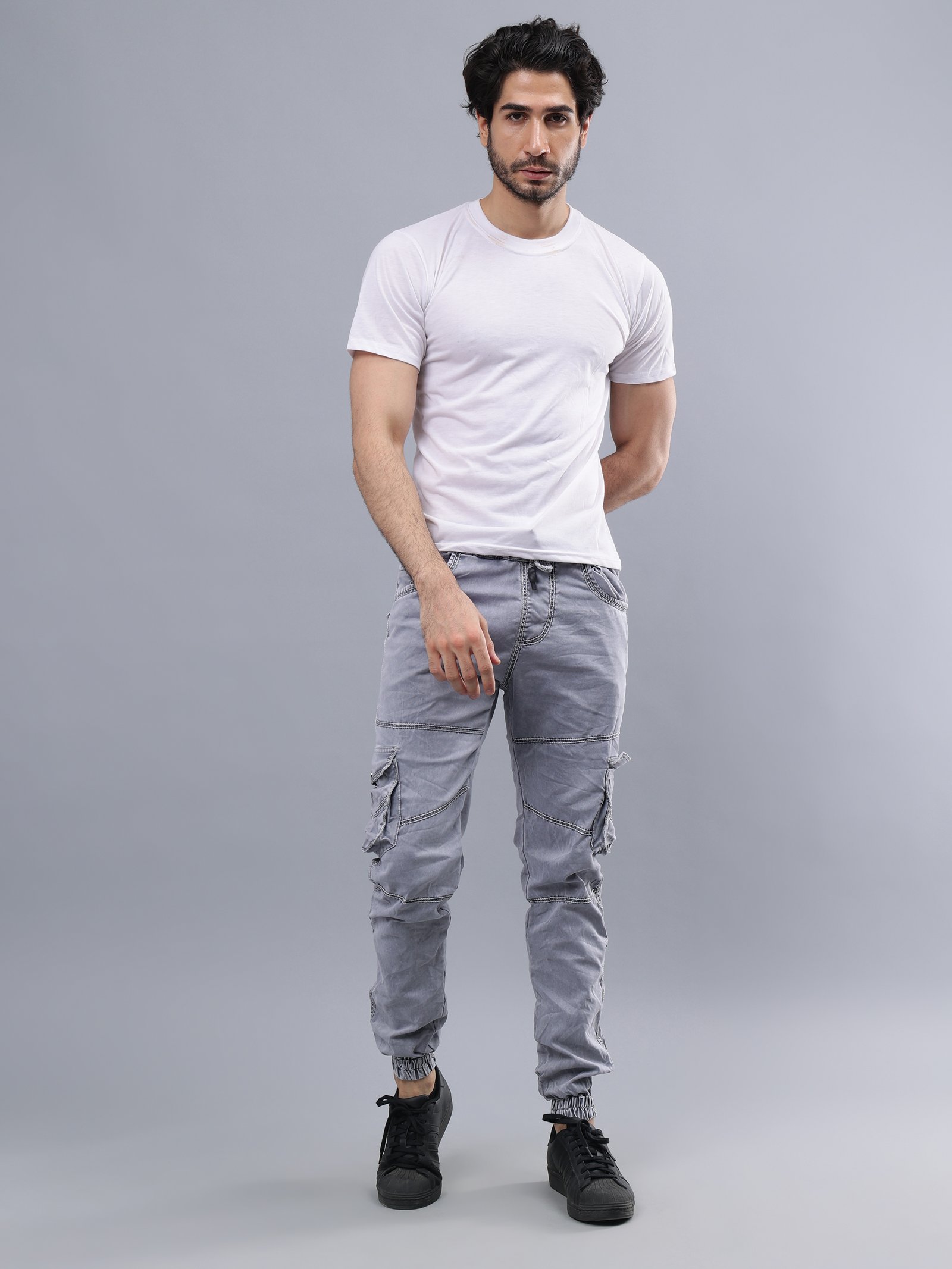 Un edificio con una puerta roja y un árbol frente a él