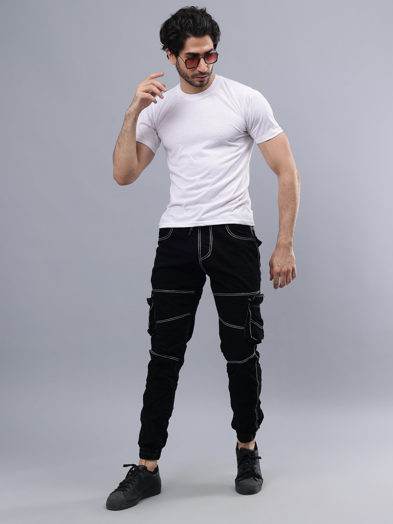 Una vista de una playa desde la cima de una colina