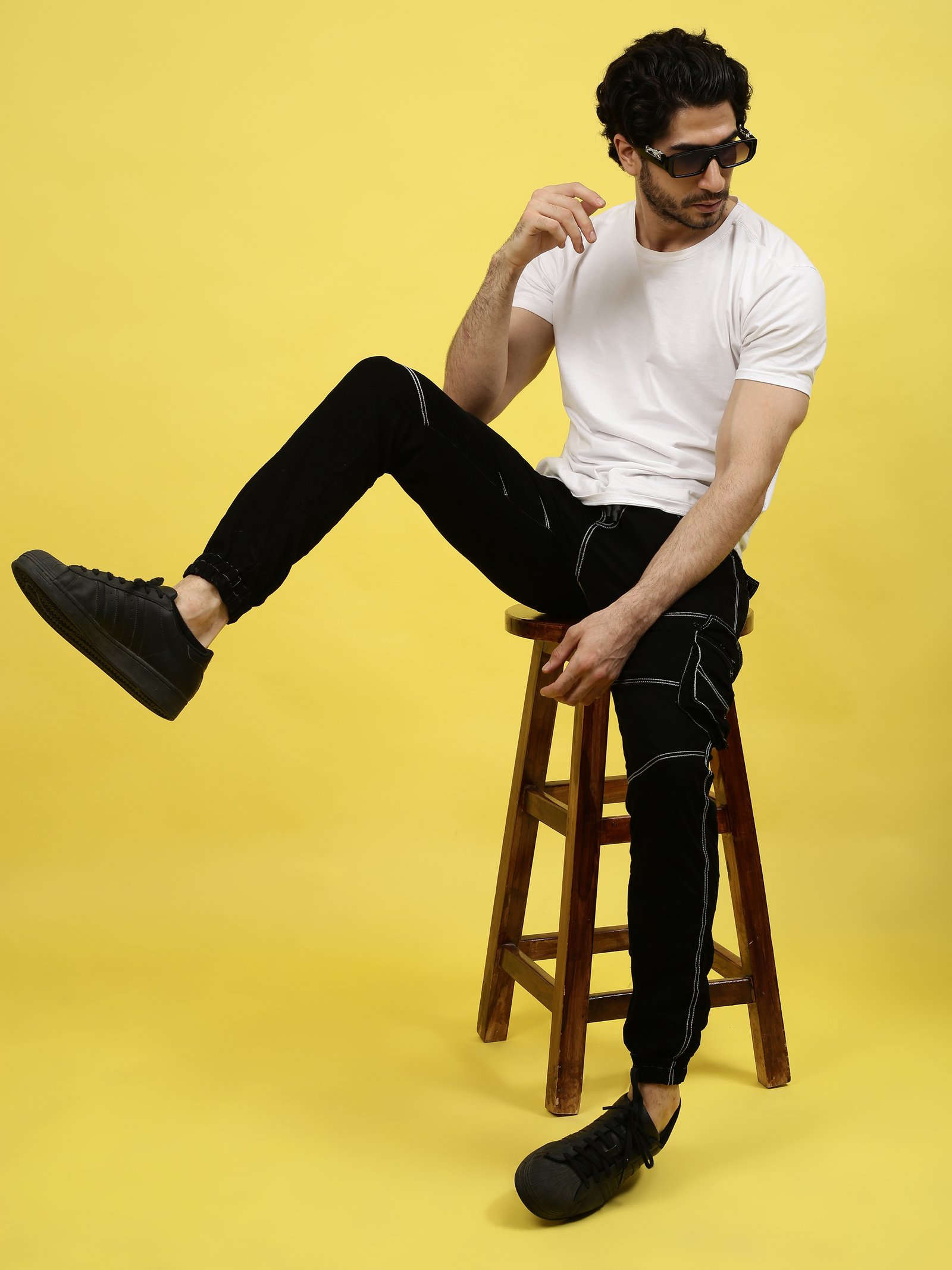 Una sala de estar con un sofá blanco y una ventana redonda