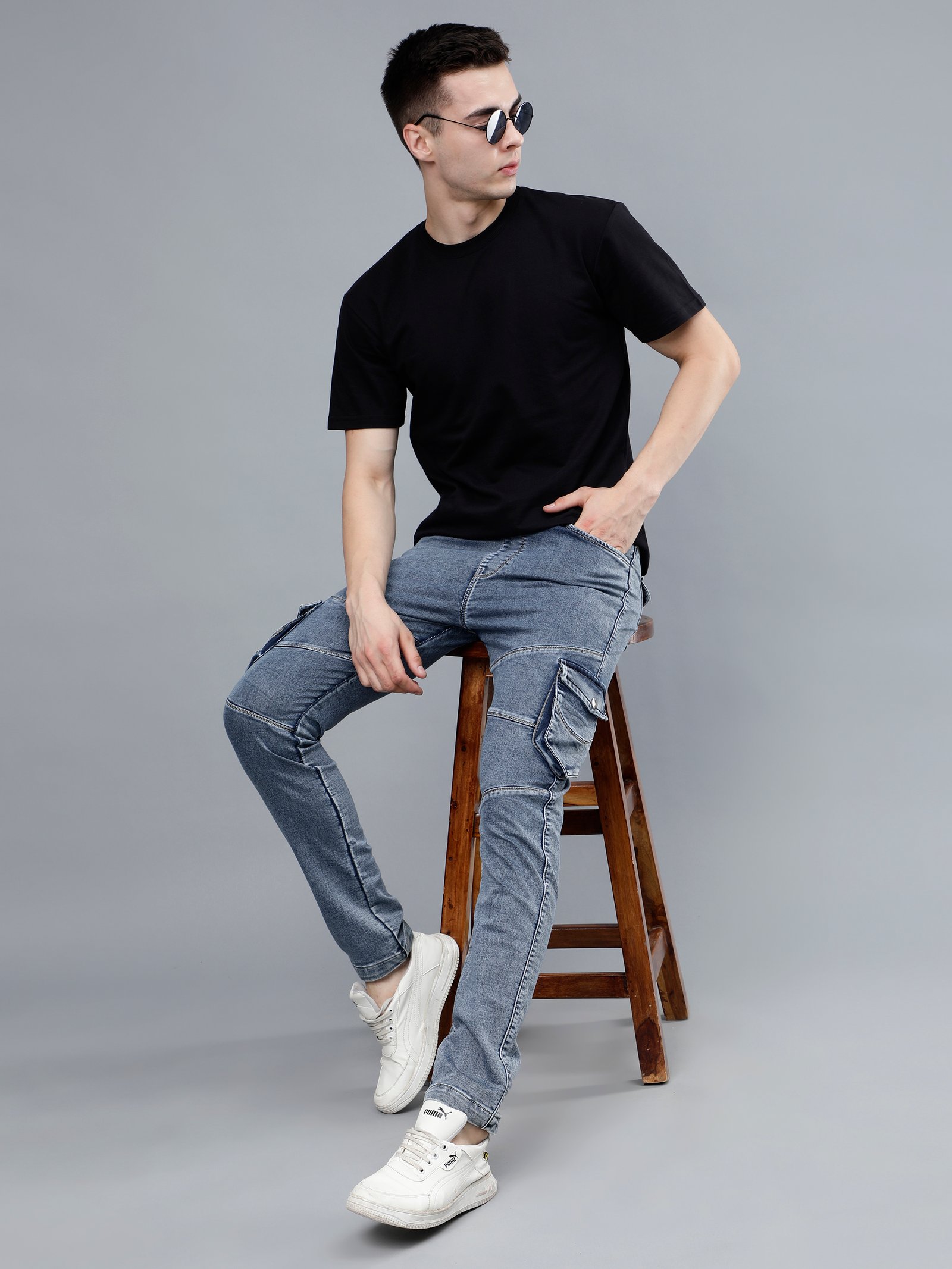 Una sala de estar con un sofá blanco y una ventana redonda