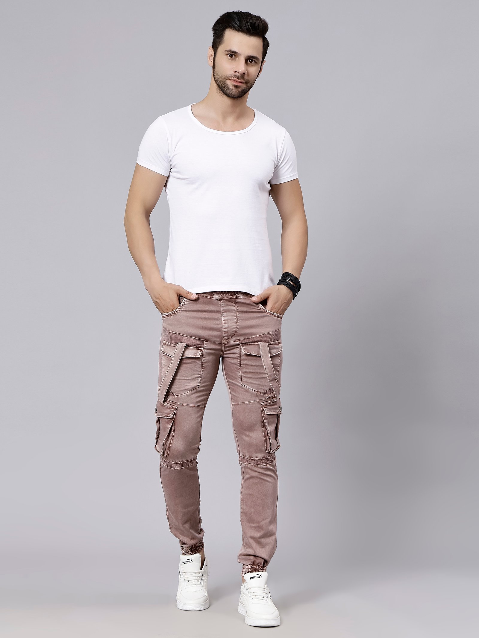 Un edificio con una puerta roja y un árbol frente a él