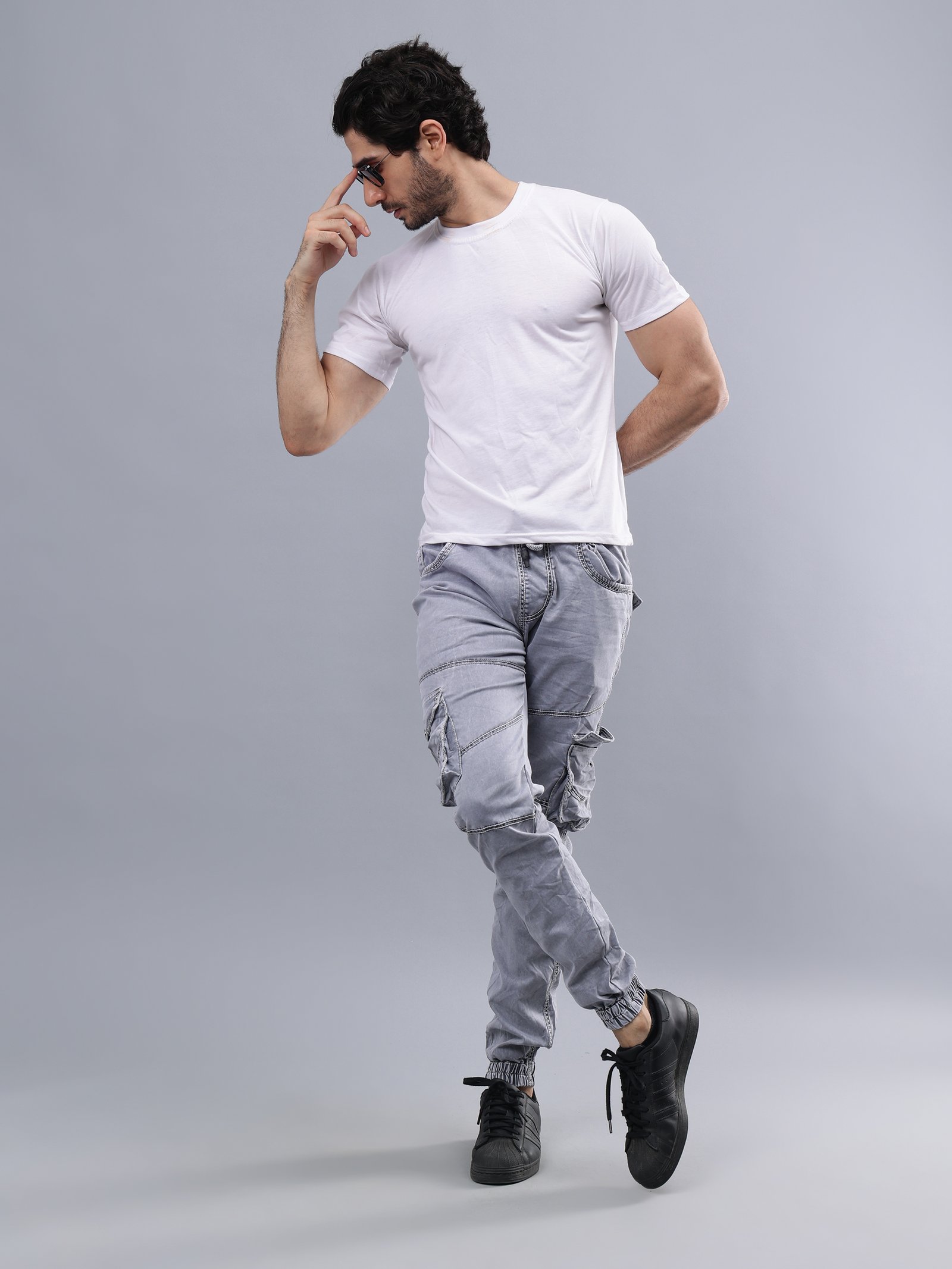 Una playa brumosa con una gran formación rocosa en primer plano