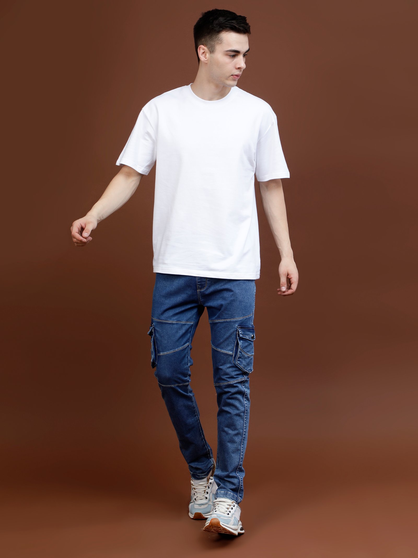 Una mesa cubierta con platos y cuencos de comida