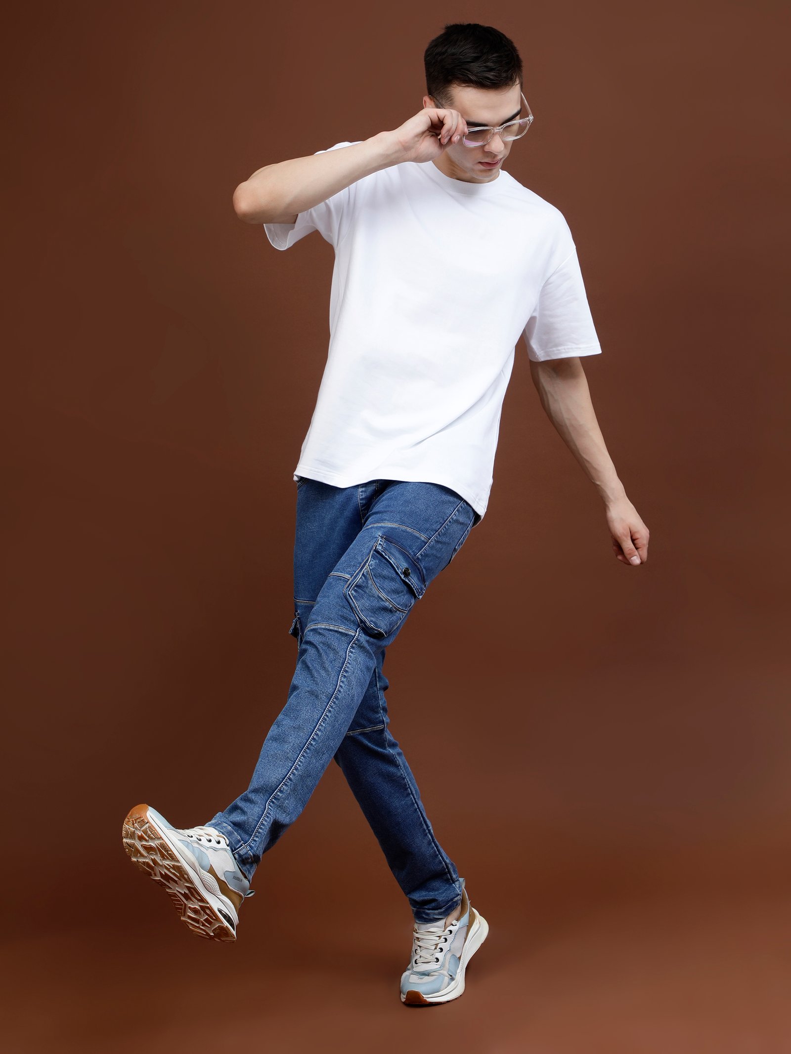 Una hilera de edificios de apartamentos blancos junto a una calle